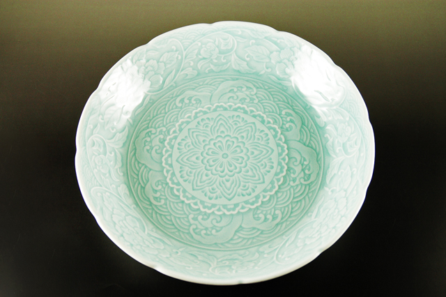 盛鉢・ギフトにも】有田焼 華山窯 青磁牡丹唐草彫 9寸深皿 直径