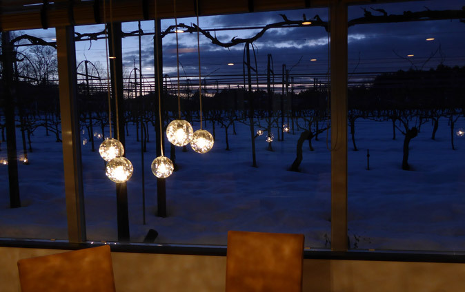 手作り風の泡入ガラスで包まれた、シーンに合わせて調光できるLED照明