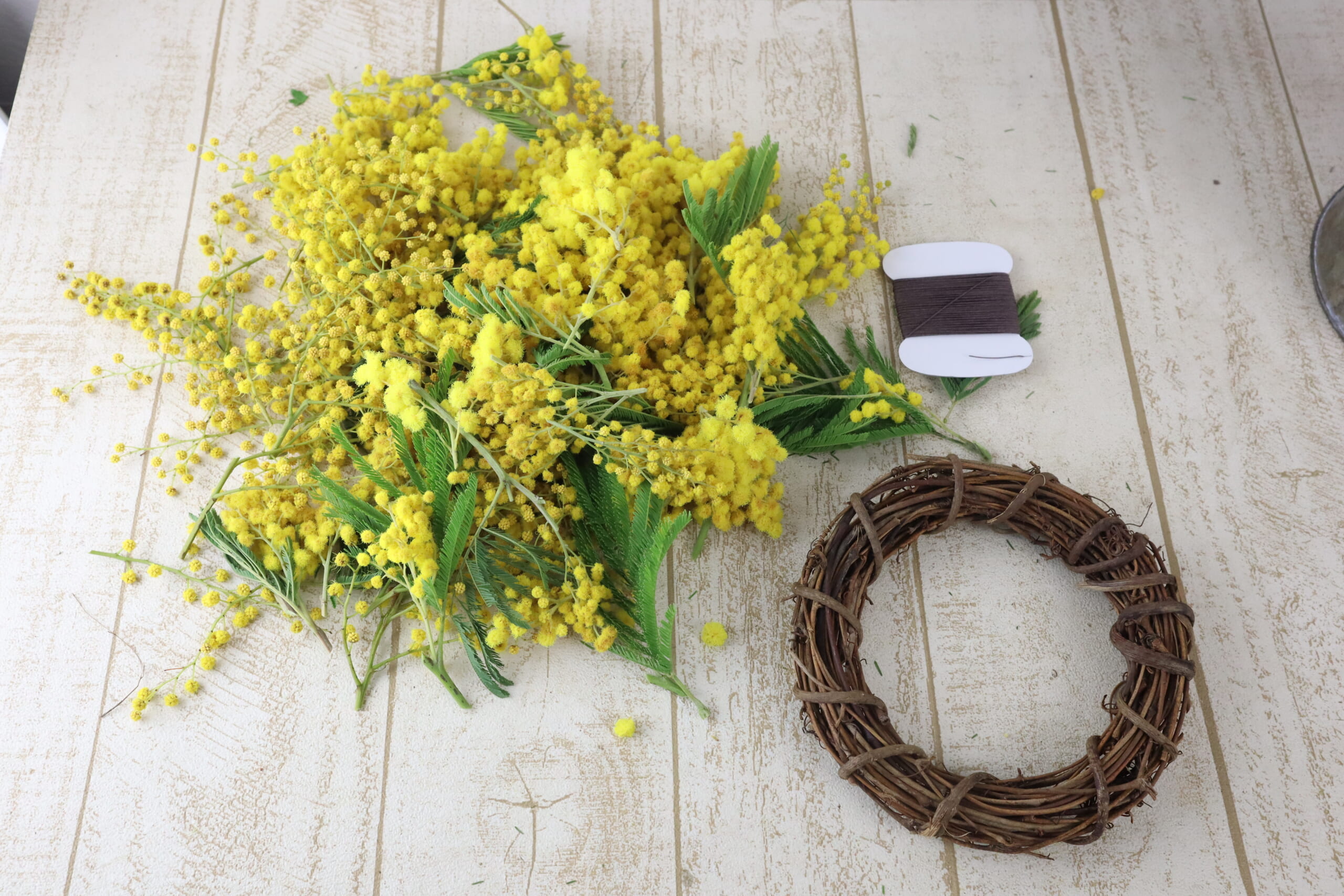 ミモザのハーフリース15cmリース台 - はなどんやマガジン