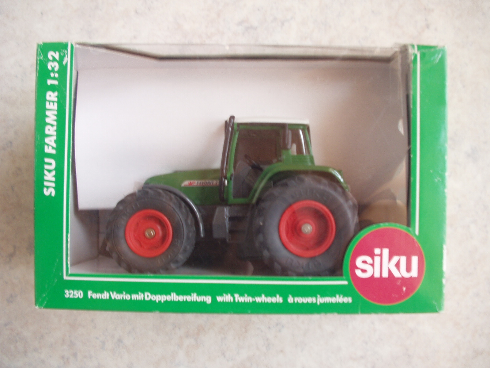 Fendt Vario Favorit 716 mit Doppelbereifung M 1:32 -werkseitig