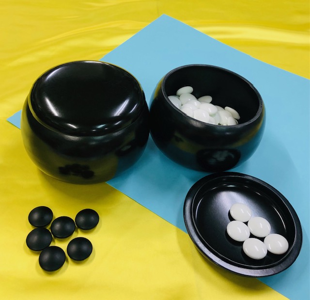 高級囲碁盤セット 新桂3寸足付一枚板碁盤と新生梅碁石（約8mm厚）とP