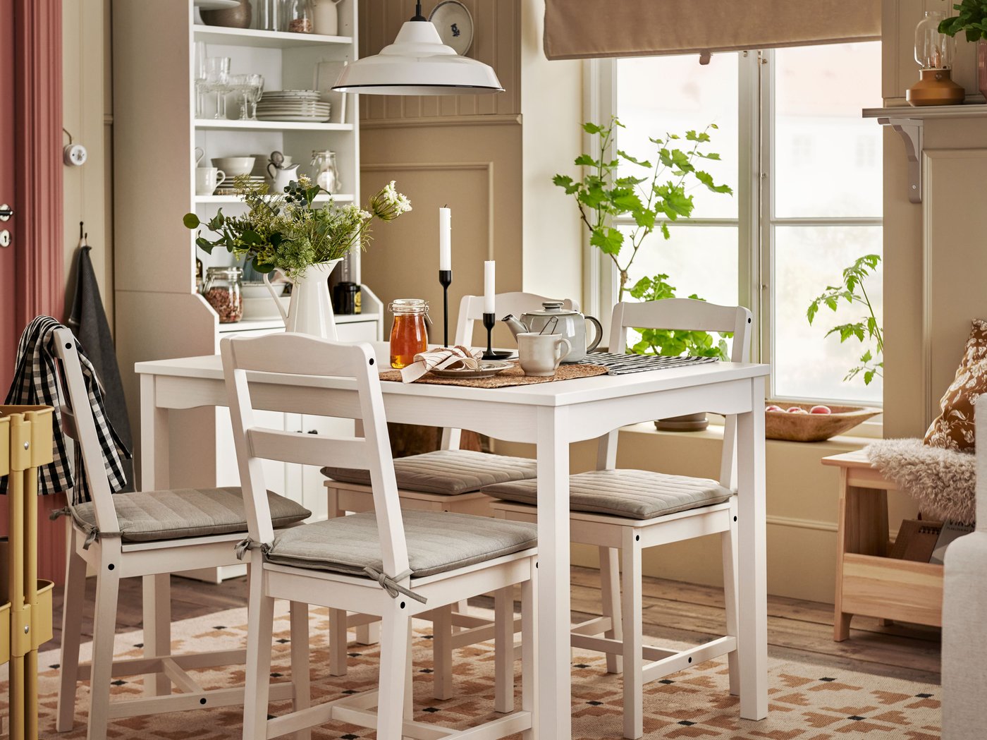 家族みんなが快適に使える小さなコテージスタイルのダイニングルーム