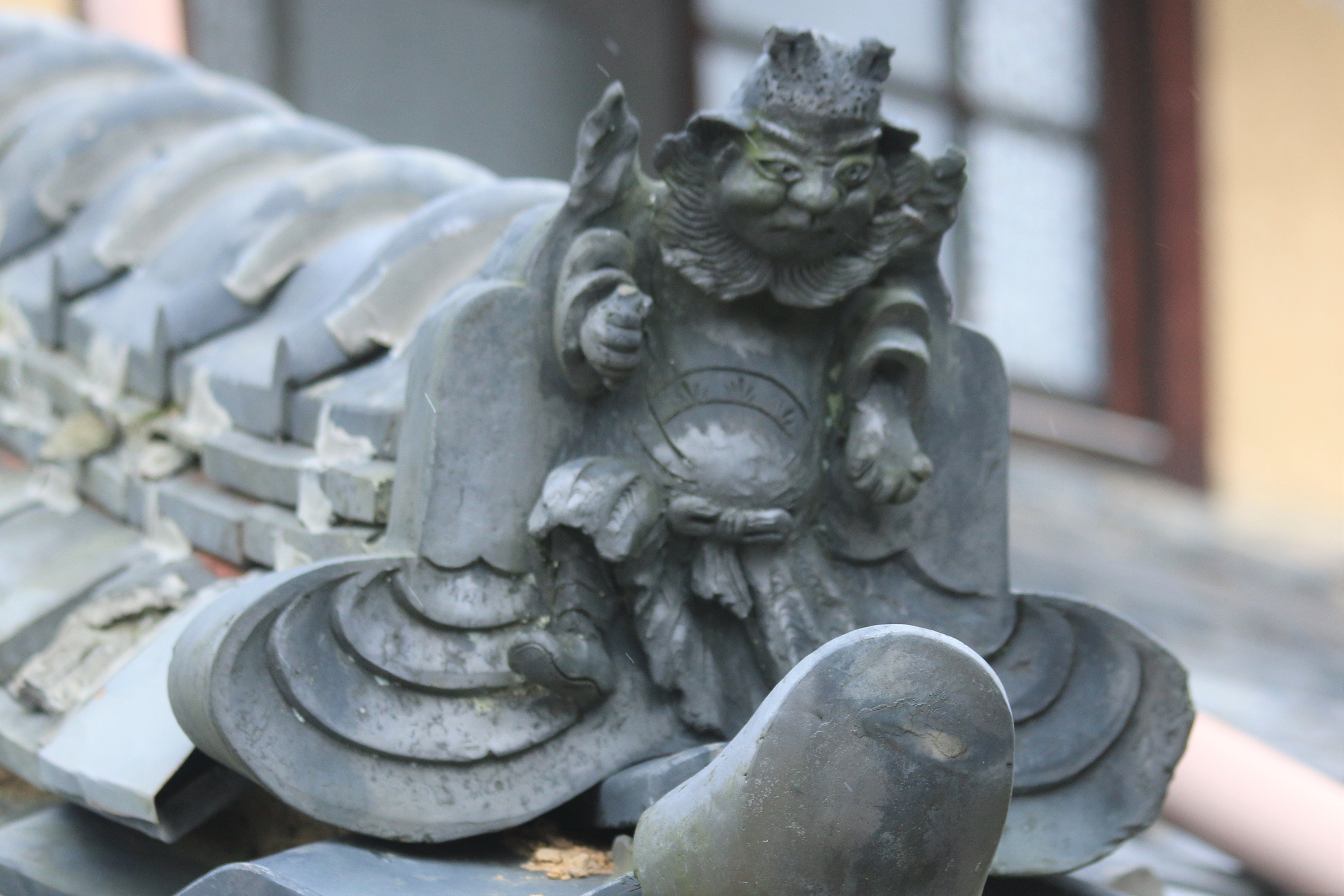 滋賀県甲賀市信楽町で古民家の鬼瓦を撮影しました。 - かわら版