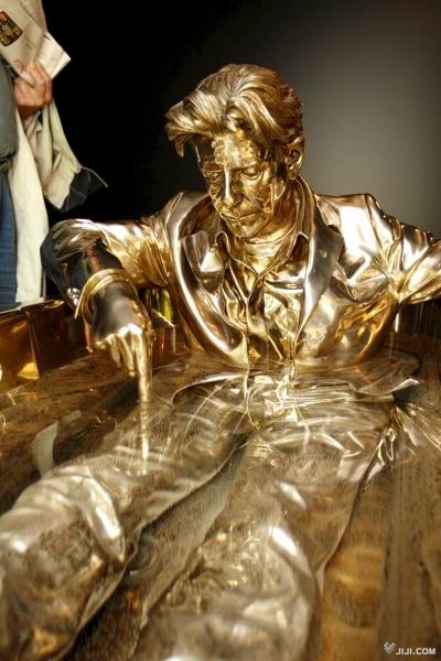 光り輝くバスタブに漬かる不思議な男性彫刻。ス…：爆発！モダンアート