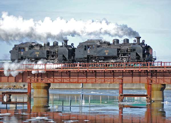 C11形蒸気機関車 207号機（左）…：日本鉄道車両集（北海道編