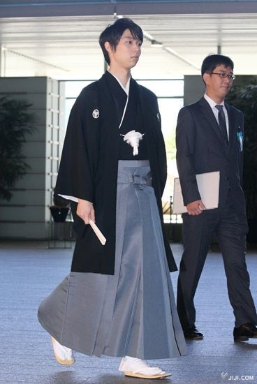 国民栄誉賞の表彰式に向かう…：男子フィギュア 羽生結弦 2015～ 写真