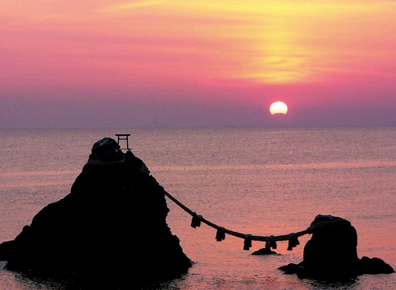 朝日が重なり照らし出す霊峰富士と夫婦岩の共演|日本の絶景 JTB 感動の