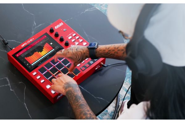 AKAI Professionalのスタンドアローンサンプラー、MPC One＋のご紹介です！