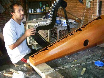 パラグアイ / アルパと銀細工工房の街「ルケ」ご紹介：海外現地だより