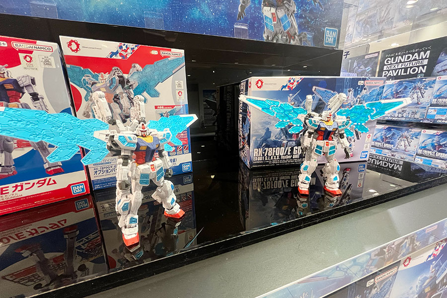 万博に連動！梅田に巨大ガンダムショップ、圧巻のガンプラ300種