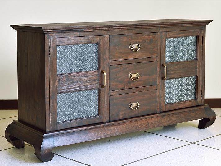 重厚感溢れるキャビネット。これぞまさにアジアン家具の代表作