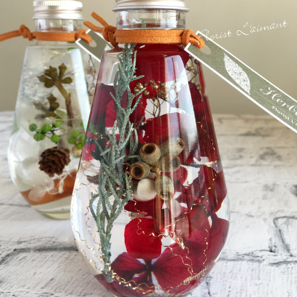 クリスマスカラーの真っ赤なハーバリウム｜エアリー（レッド）