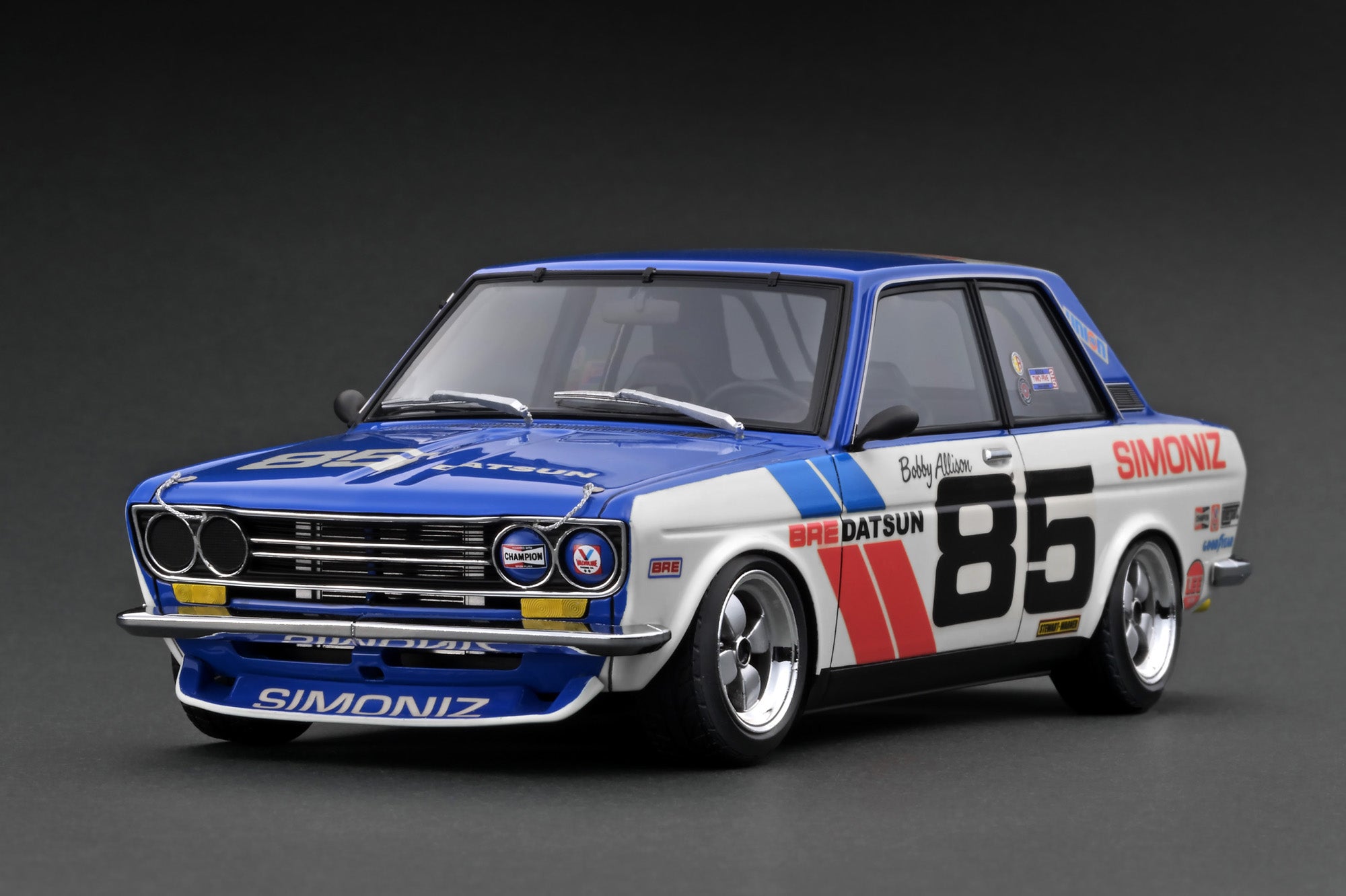Ignition Model 1:18 Datsun Bluebird (510) #85 in White / Blue