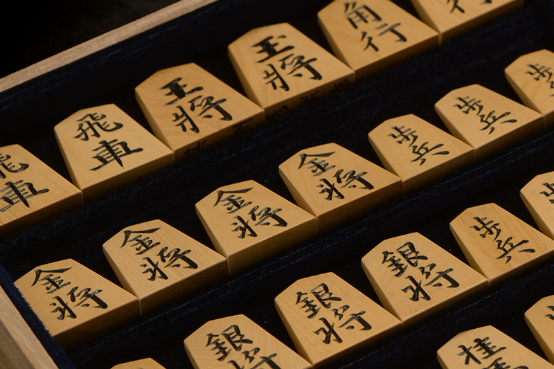 彫将棋駒 本黄楊（御蔵島黄楊） 淇洲 秀楽作 | 前川榧碁盤店