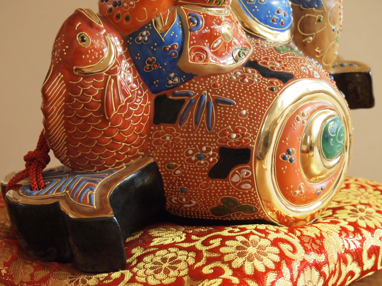 九谷焼 8号小槌のり戎大黒 盛（布団付） 九谷焼マルヨネ 陶芸窯和陶房