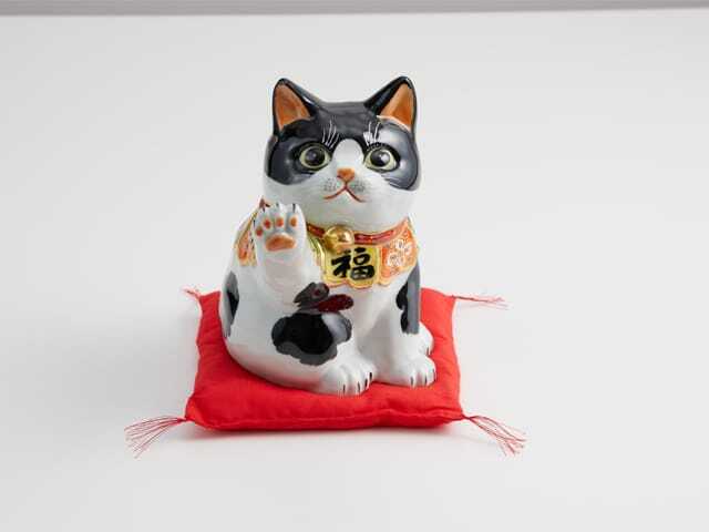 6.5号タッチ招猫 黒ブチ （布団付） 九谷焼マルヨネ 陶芸窯和陶房