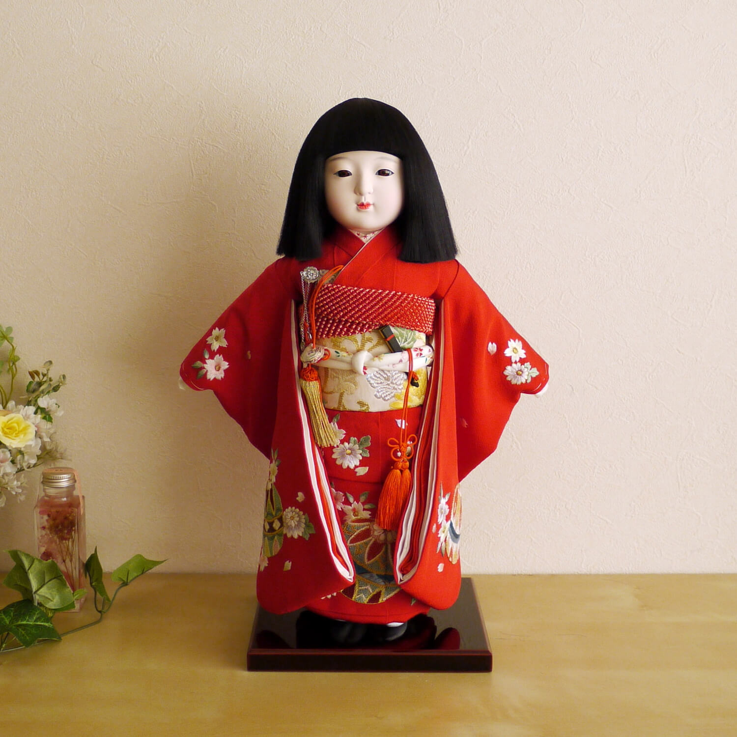 元賀章介作 12号(尺二)正絹手刺繍 まり 赤色 手塗本漆台 市松人形