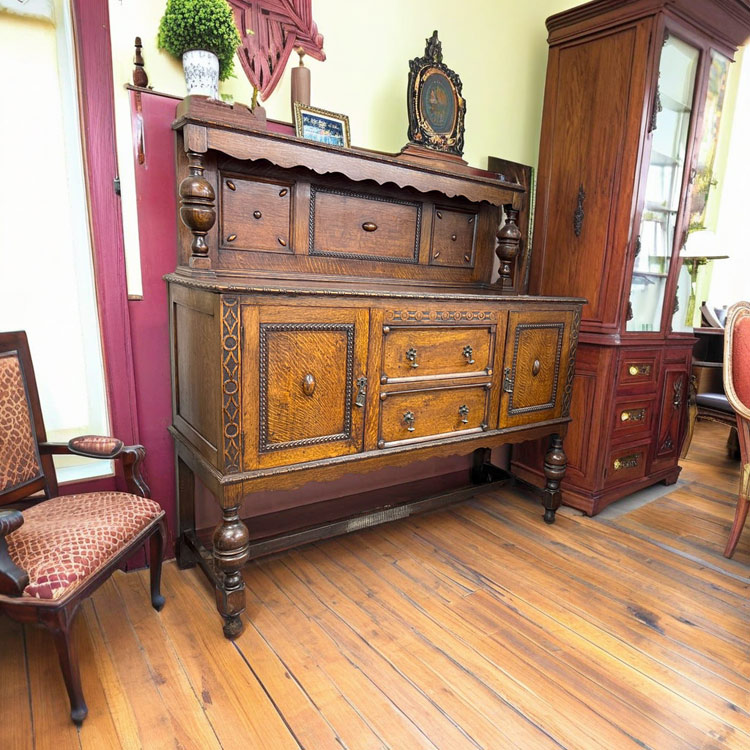 ヴィンテージ家具のキャビネット（飾り棚）をアウトレット販売しています。