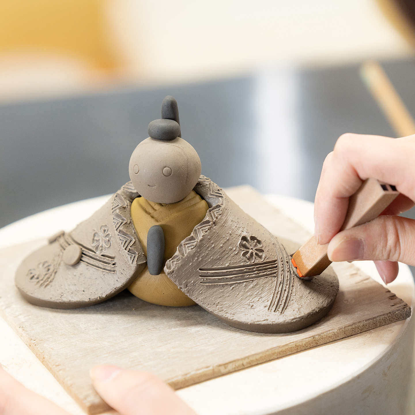 春を待つ、雛人形づくり | 信楽焼 明山