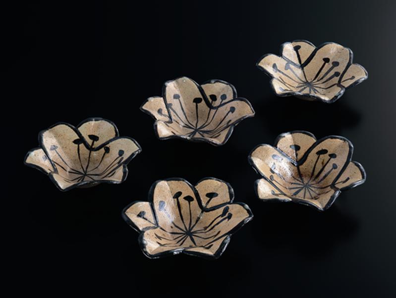 乾山銹絵百合形向付 - MIHO MUSEUM