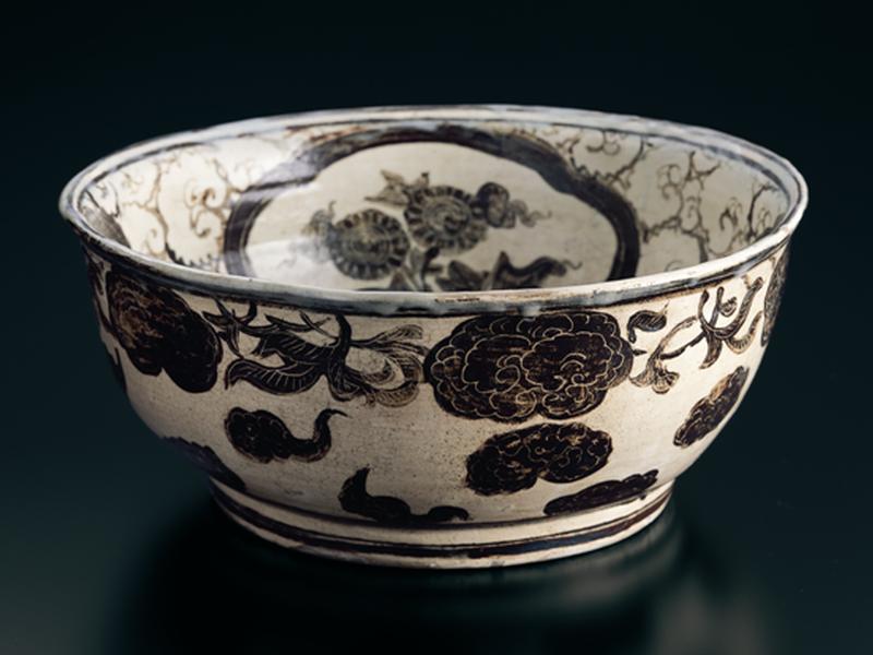 乾山銹絵掻落雲唐草文大鉢 - MIHO MUSEUM