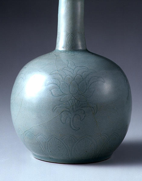青磁陽刻蓮花文鶴首瓶 - MIHO MUSEUM