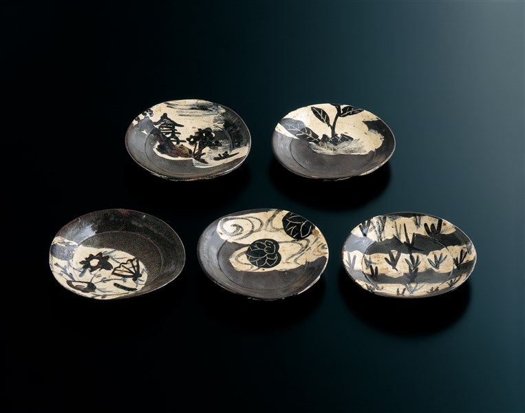 乾山銹絵染付絵替土器皿 - MIHO MUSEUM