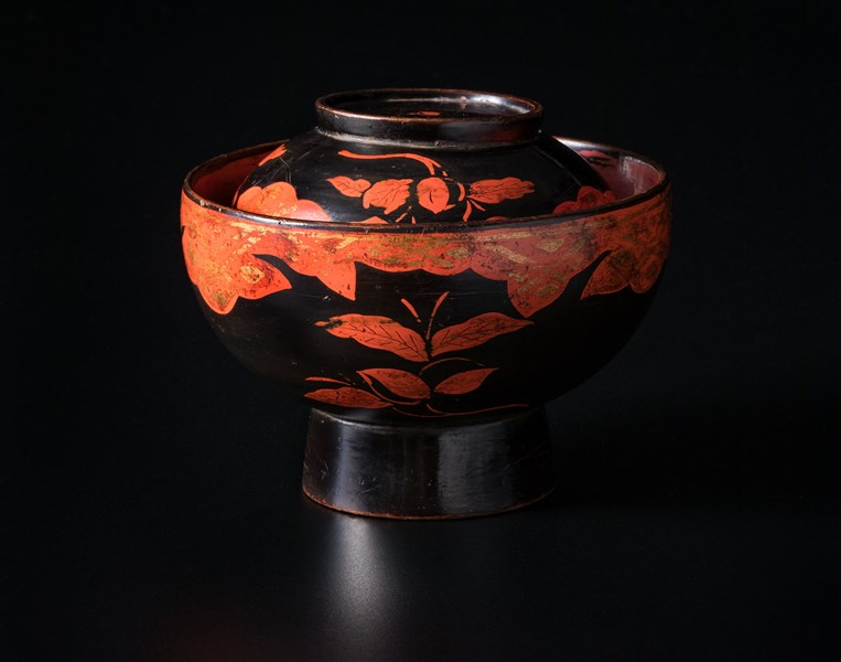 桃漆絵三つ椀（秀衡椀） - MIHO MUSEUM