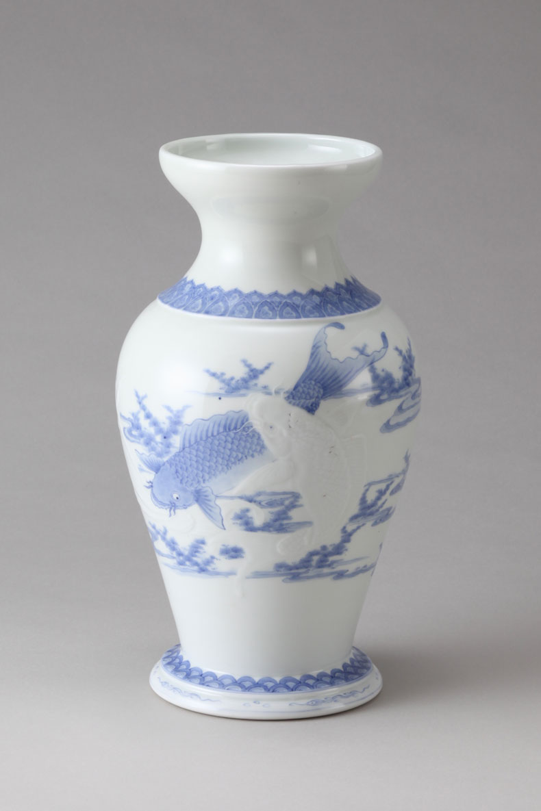 染付鯉陽刻花瓶 ｜ みかわち焼 三川内焼- 総合サイト