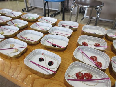 博物館でやってみよう「昔の布でシジミ貝根付をつくろう」を行いました