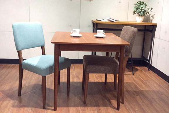 ロングセラーの北欧風ダイニングチェアが組立式になってよりお買い得に