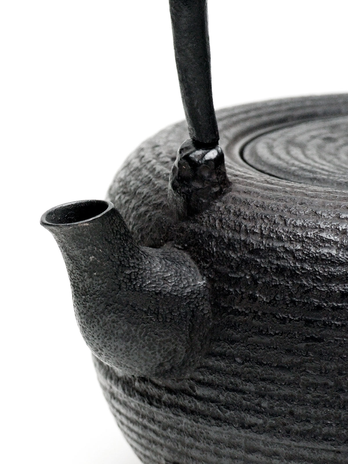 大糸目文姥口平丸形鉄瓶 – 御釜屋