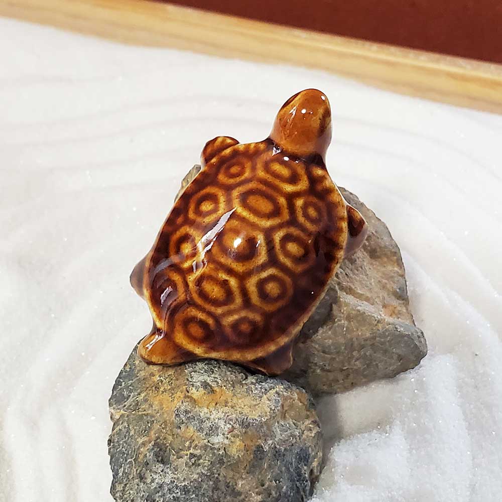 あなただけの世界をどうぞ【ミニチュア 茶亀（ちゃがめ） 幅4．5cm】