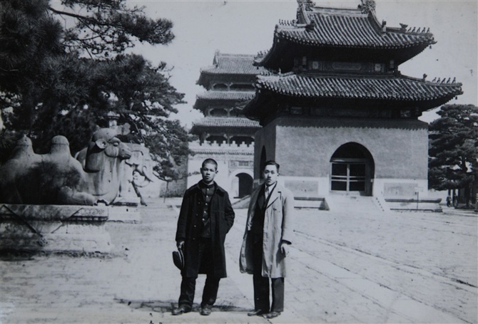 片山幸太郎さんが撮影した満州国皇帝・愛新覚羅溥儀（左）。右の2人は