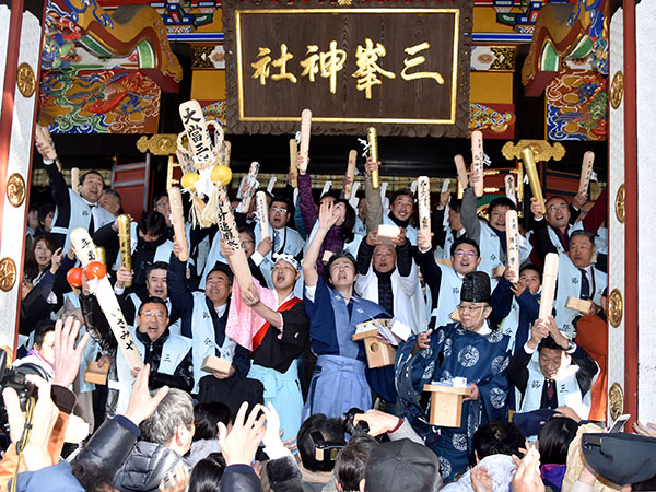 120センチの棒突き上げ、五穀豊穣を祈願 かつては節分の秘祭、秩父・三