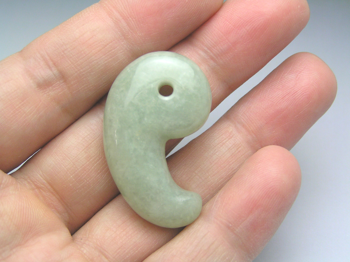 貴石彫刻 ビルマ翡翠勾玉 ＜ 甲州貴石【オンラインショップ】 ｜数珠
