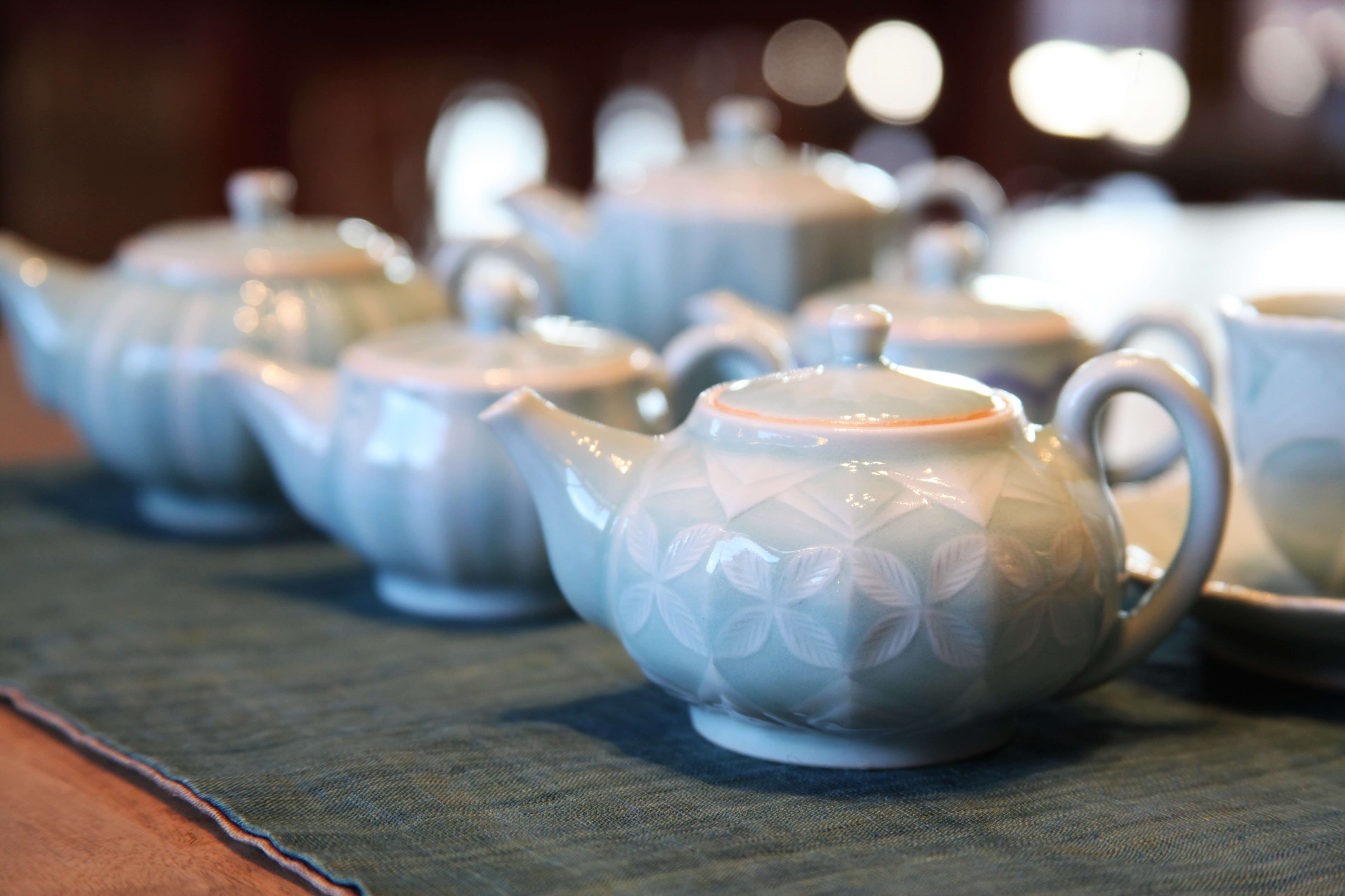 池島保雄の青磁とは、澄んだ清流や淡い雪のような陶磁器。 – 茶房古九谷