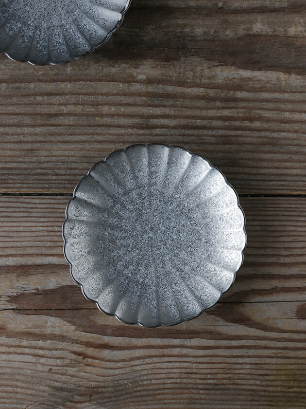 陶悦窯 菊4.5寸皿 黒柚子銀塗り