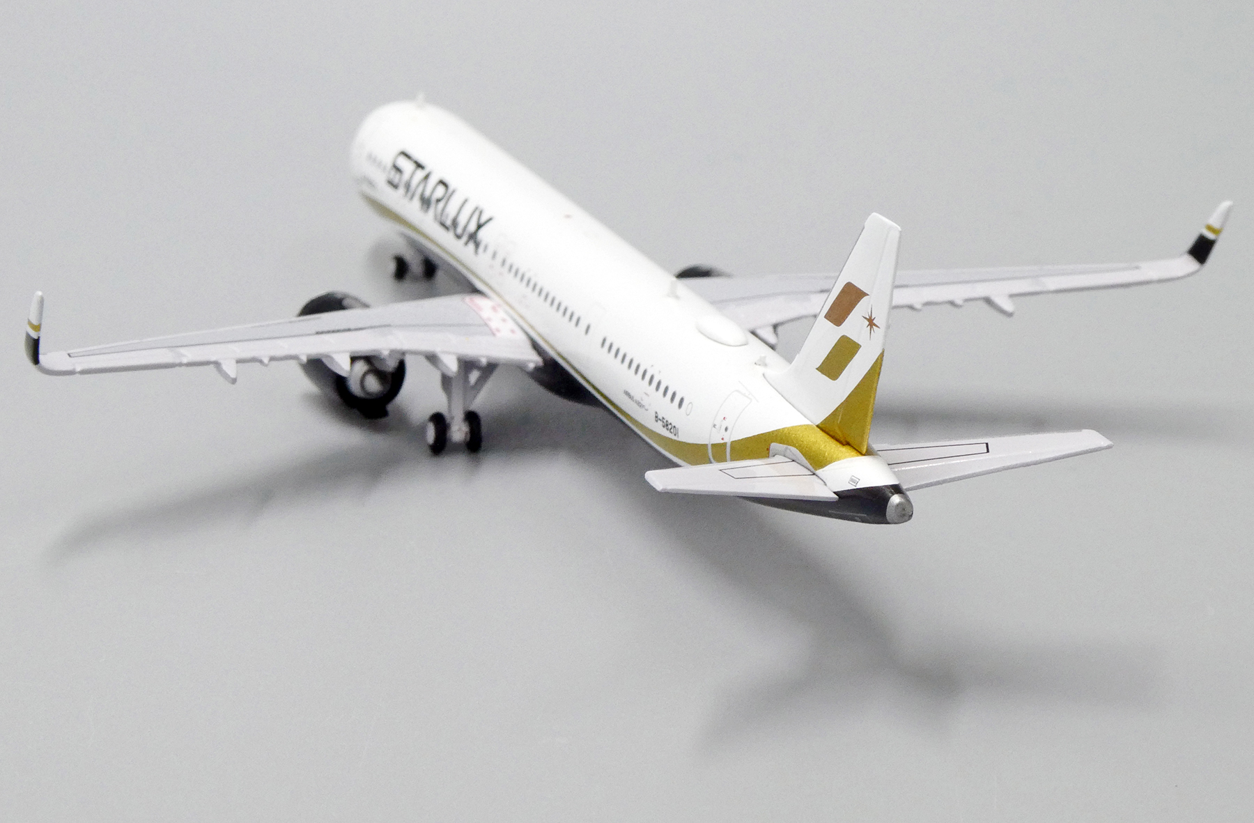 ScaleModelStore.com :: JC Wings 1:400 - EW421N001 - Starlux Airbus
