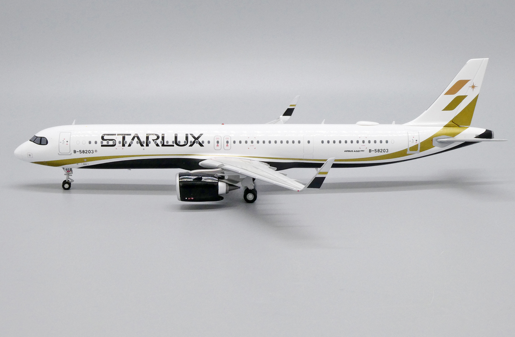 ScaleModelStore.com :: JC Wings 1:200 - EW221N008 - Starlux Airbus