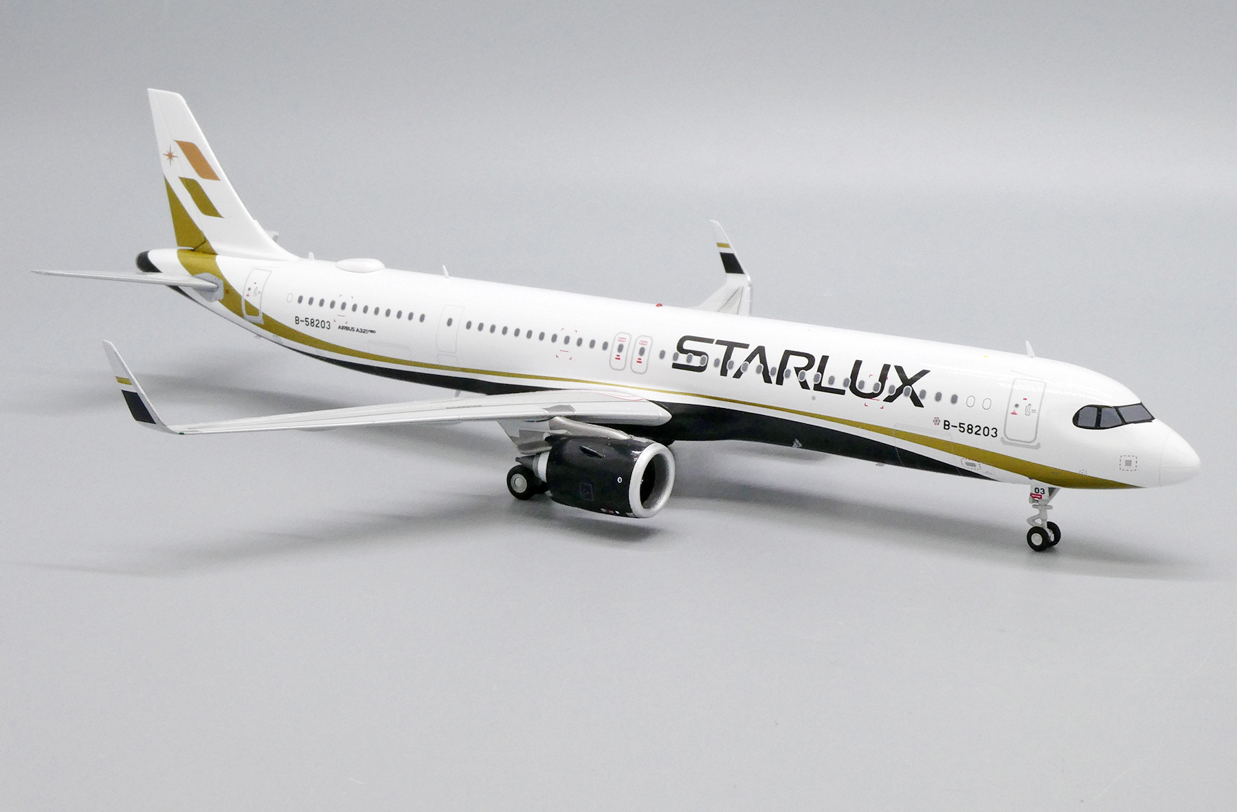 ScaleModelStore.com :: JC Wings 1:200 - EW221N008 - Starlux Airbus
