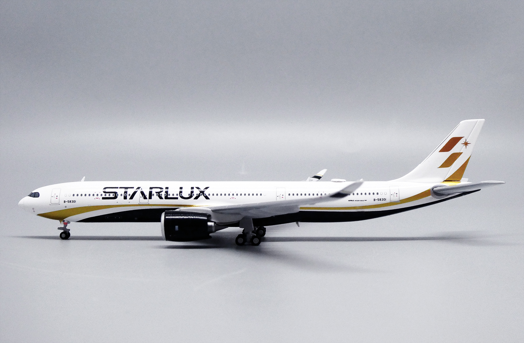 ScaleModelStore.com :: JC Wings 1:400 - EW4339001 - Starlux