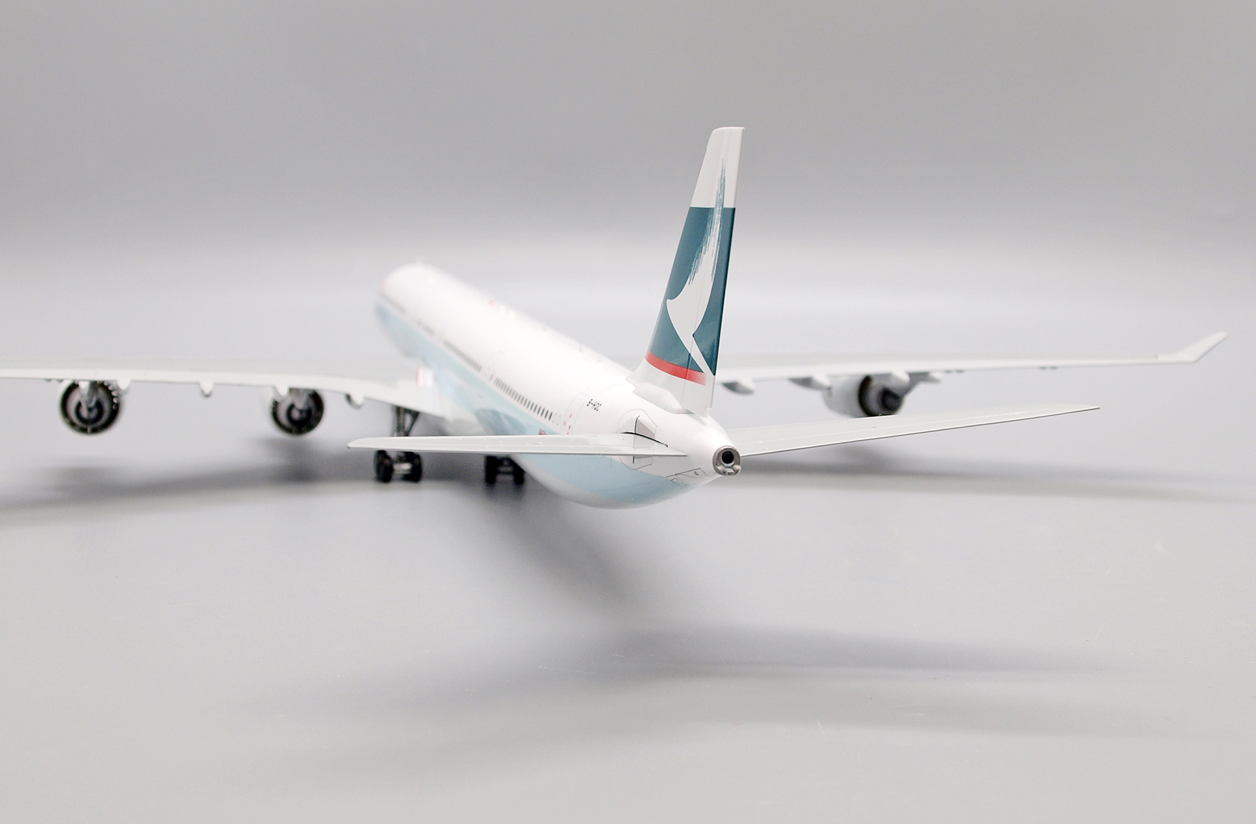 ScaleModelStore.com :: JC Wings 1:200 - EW2346003 - Cathay Pacific