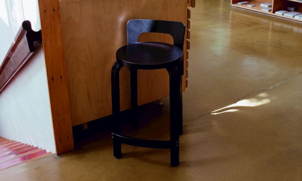 ハイチェアK65 / ブラックラッカーArtek（アルテック） | 公式通販