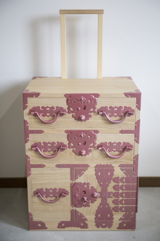 世代を超えて生まれ変わる越前箪笥 Furnitureholic | しゃかいか！