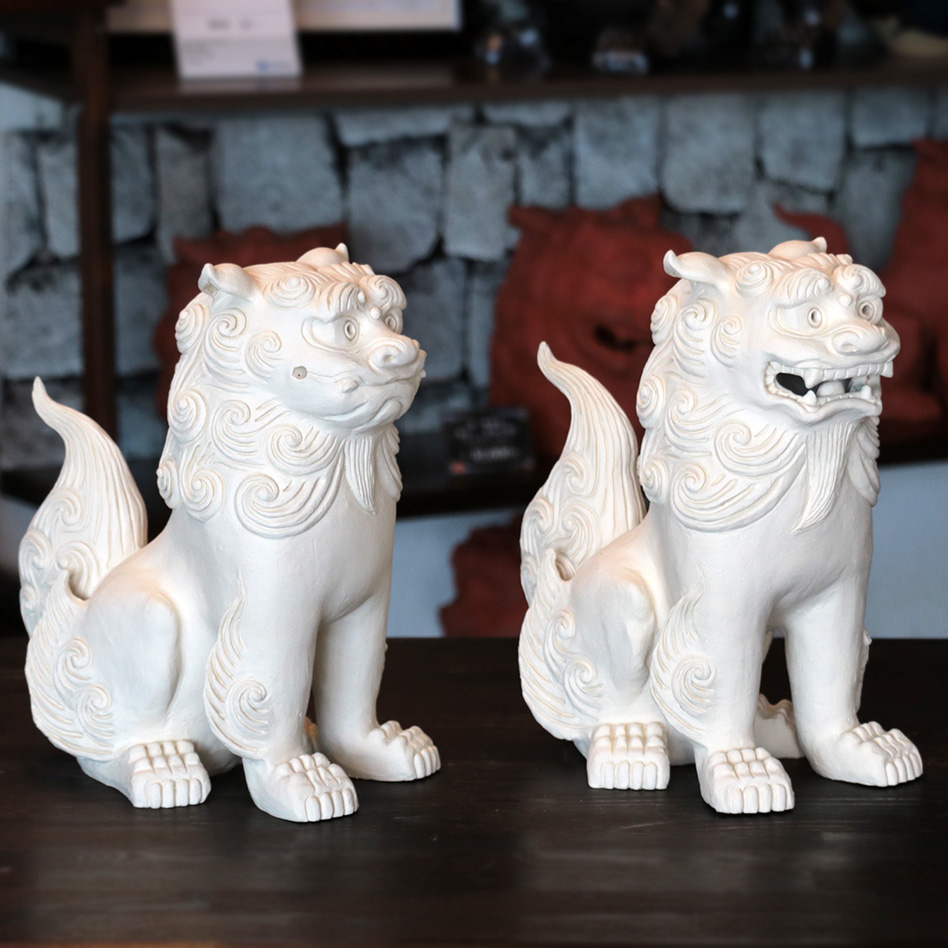 煌めく守護神ホワイトシーサー（小）作 新垣信一