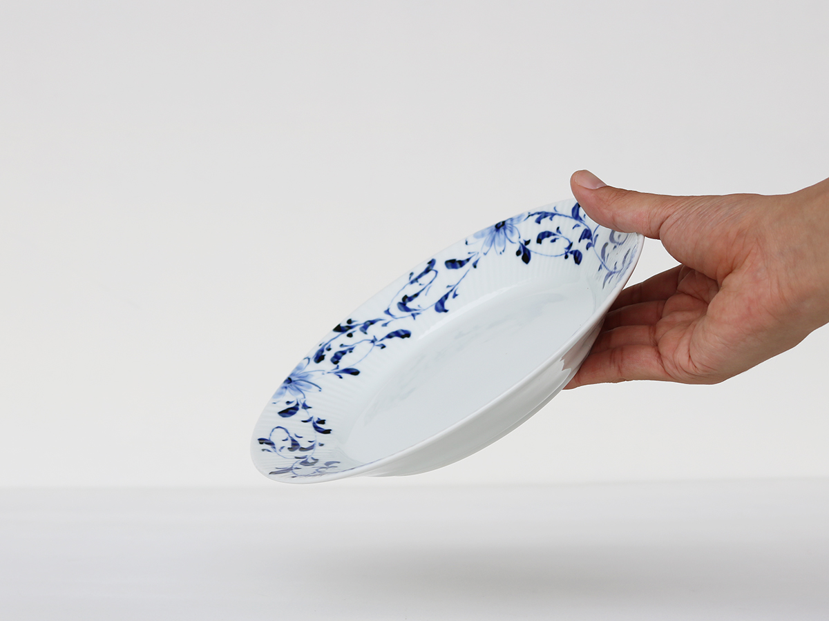 有田焼 晧洋窯 染付 花唐草 しのぎ 7寸皿 | 産直！有田焼 波佐見焼 の