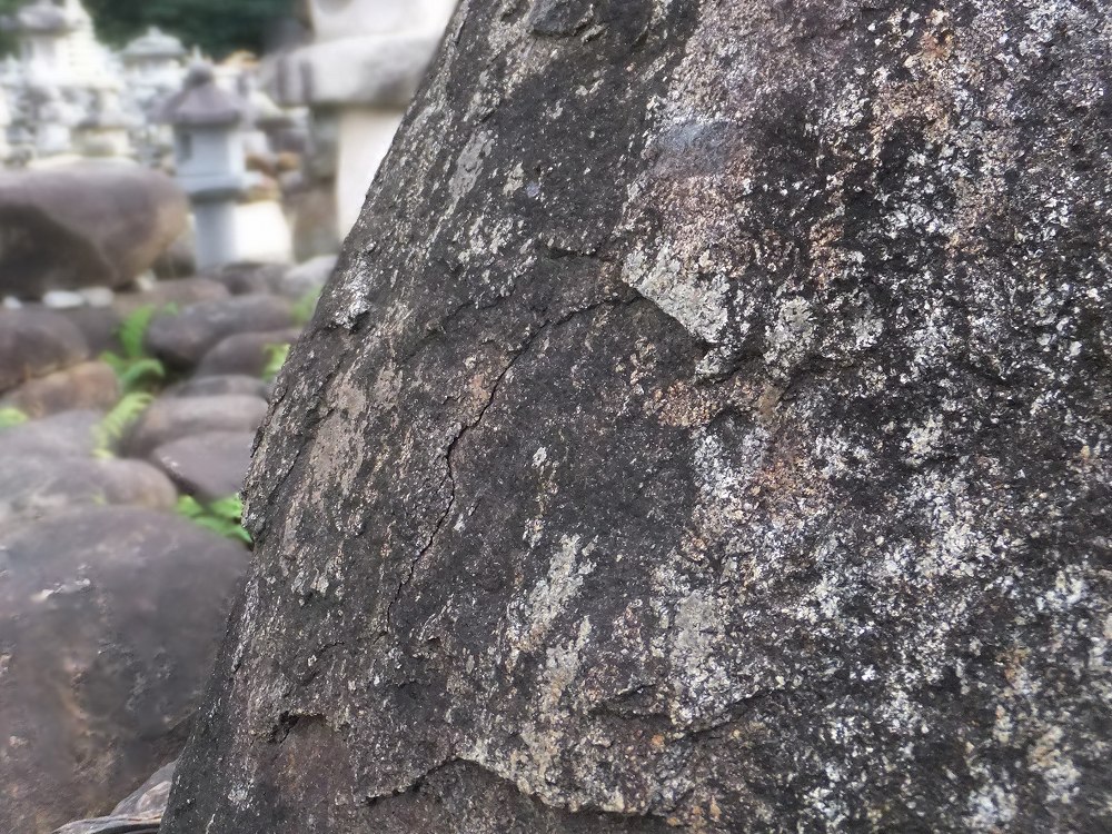庭石 本鞍馬石の製品案内愛知県岡崎市の石灯篭・水鉢蹲など石材製品の