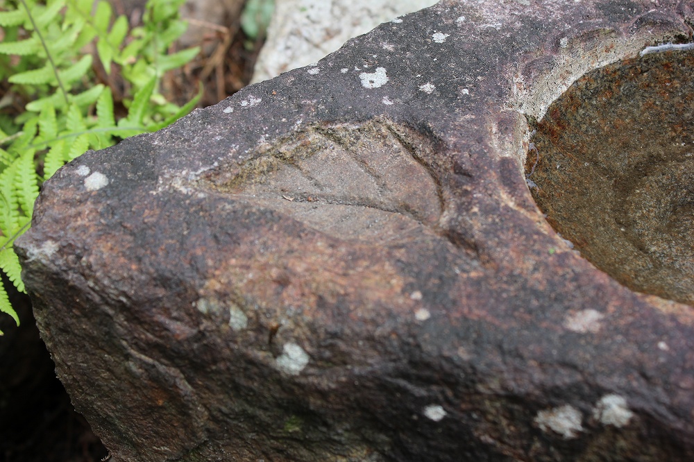 水鉢 本鞍馬石 （三角）の製品案内愛知県岡崎市の石灯篭・水鉢蹲など