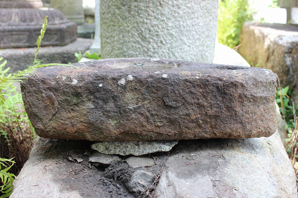 水鉢 本鞍馬石 （三角）の製品案内愛知県岡崎市の石灯篭・水鉢蹲など